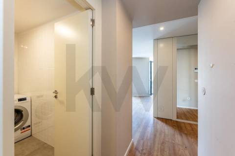 T1 com varanda na Rua da Antas, em frente à Praça Francisco Sá Carneiro, no Porto