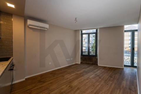 T1 com varanda na Rua da Antas, em frente à Praça Francisco Sá Carneiro, no Porto