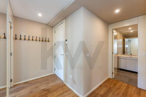 T1 com varanda na Rua da Antas, em frente à Praça Francisco Sá Carneiro, no Porto