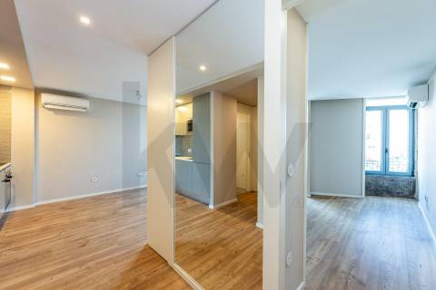 T1 com varanda na Rua da Antas, em frente à Praça Francisco Sá Carneiro, no Porto