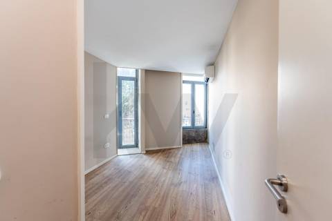 T1 com varanda na Rua da Antas, em frente à Praça Francisco Sá Carneiro, no Porto