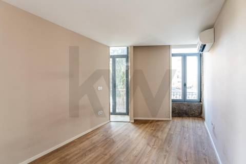 T1 com varanda na Rua da Antas, em frente à Praça Francisco Sá Carneiro, no Porto