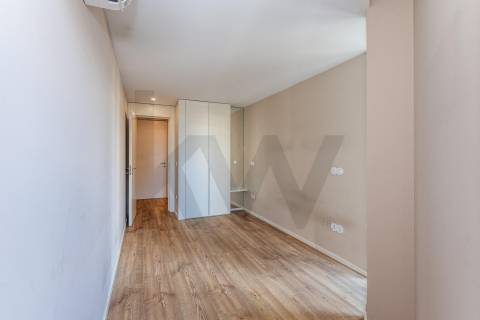 T1 com varanda na Rua da Antas, em frente à Praça Francisco Sá Carneiro, no Porto