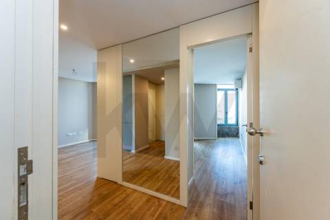 T1 com varanda na Rua da Antas, em frente à Praça Francisco Sá Carneiro, no Porto