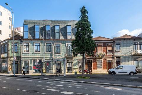 T1 com varanda na Rua da Antas, em frente à Praça Francisco Sá Carneiro, no Porto