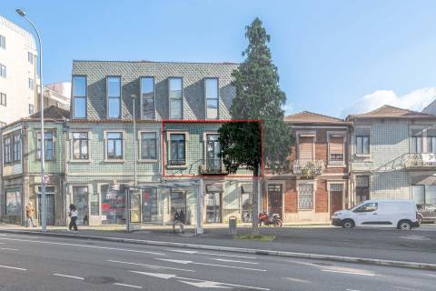 T1 com varanda na Rua da Antas, em frente à Praça Francisco Sá Carneiro, no Porto