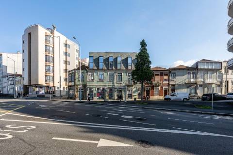 T1 com varanda na Rua da Antas, em frente à Praça Francisco Sá Carneiro, no Porto
