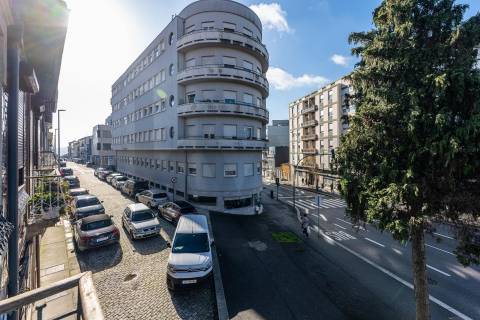 T1 com varanda na Rua da Antas, em frente à Praça Francisco Sá Carneiro, no Porto