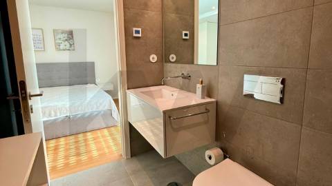 Recuado em Matosinhos Sul - Apartamento T2 de luxo como novo (último piso) em condomínio fechado.