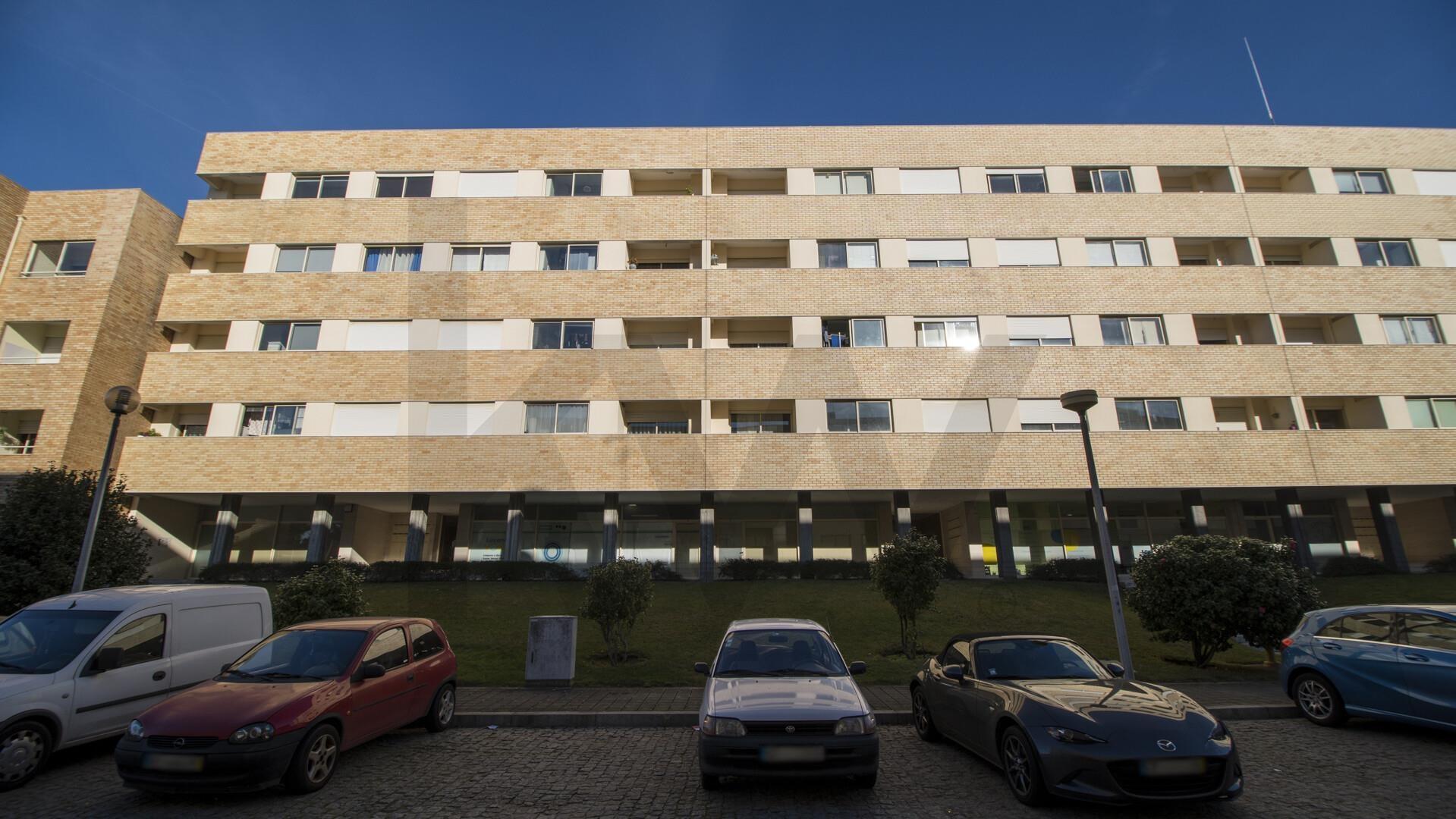 T2 Arrendamento  ao  aeroporto e Metro com varanda e  lugar de garagem 