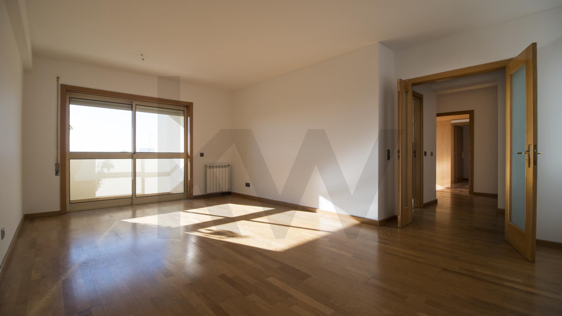 T2 Arrendamento  ao  aeroporto e Metro com varanda e  lugar de garagem 