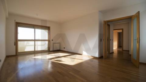 T2 Arrendamento  ao  aeroporto e Metro com varanda e  lugar de garagem 