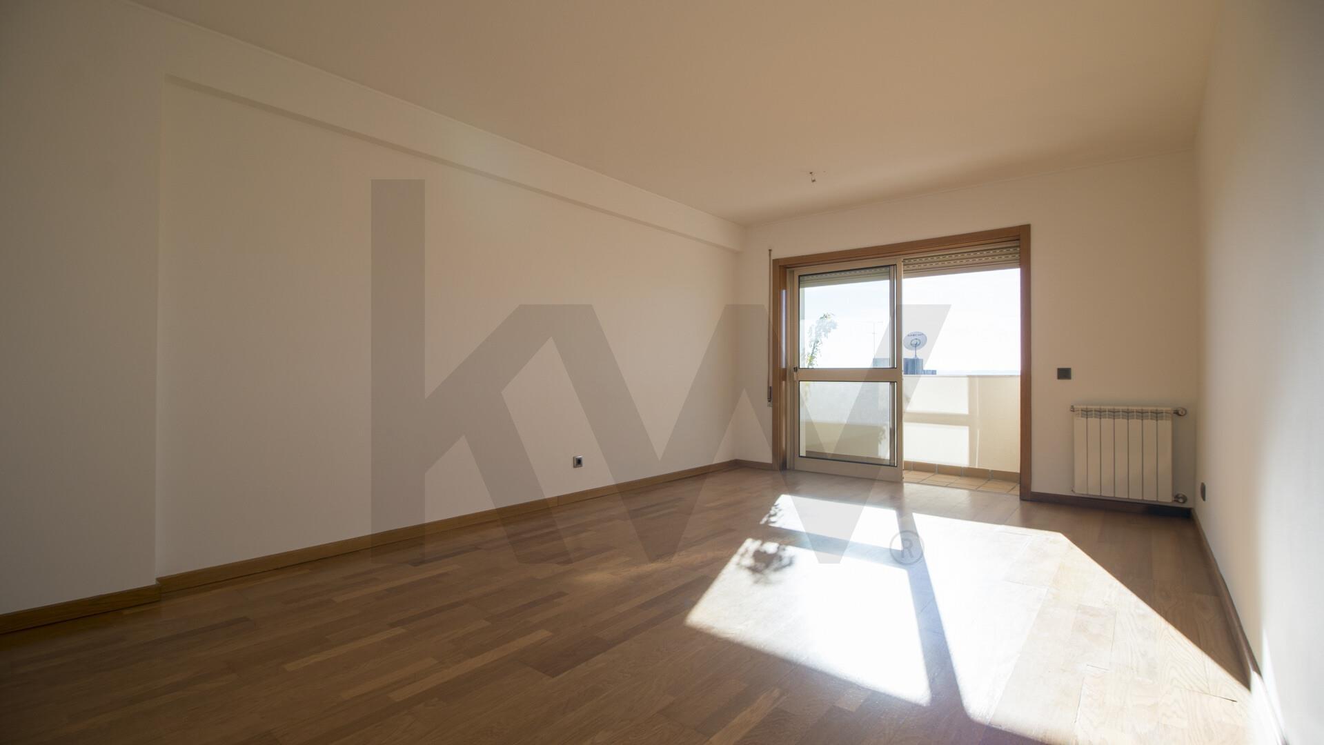 T2 Arrendamento  ao  aeroporto e Metro com varanda e  lugar de garagem 