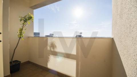 T2 Arrendamento  ao  aeroporto e Metro com varanda e  lugar de garagem 