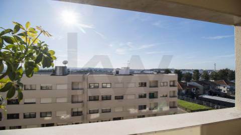 T2 Arrendamento  ao  aeroporto e Metro com varanda e  lugar de garagem 