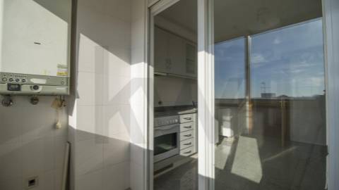 T2 Arrendamento  ao  aeroporto e Metro com varanda e  lugar de garagem 