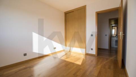 T2 Arrendamento  ao  aeroporto e Metro com varanda e  lugar de garagem 