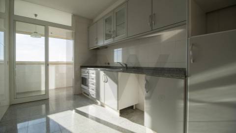 T2 Arrendamento  ao  aeroporto e Metro com varanda e  lugar de garagem 