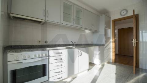 T2 Arrendamento  ao  aeroporto e Metro com varanda e  lugar de garagem 