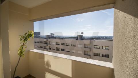 T2 Arrendamento  ao  aeroporto e Metro com varanda e  lugar de garagem 