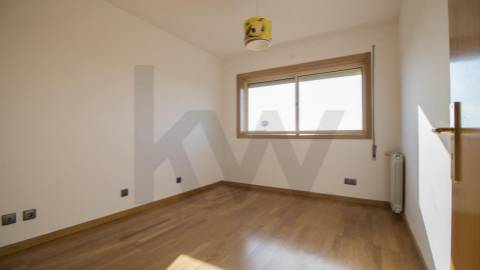 T2 Arrendamento  ao  aeroporto e Metro com varanda e  lugar de garagem 