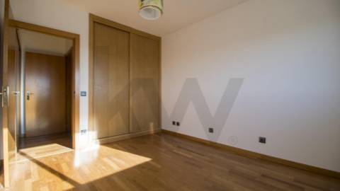 T2 Arrendamento  ao  aeroporto e Metro com varanda e  lugar de garagem 