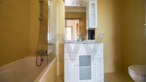 T2 Arrendamento  ao  aeroporto e Metro com varanda e  lugar de garagem 