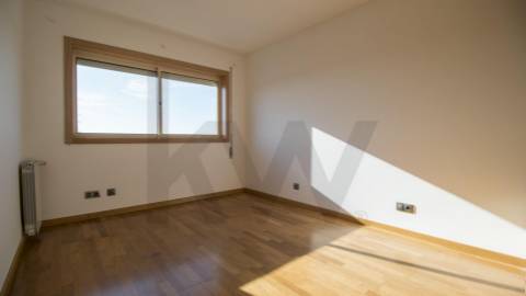 T2 Arrendamento  ao  aeroporto e Metro com varanda e  lugar de garagem 