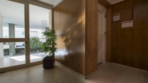 T2 Arrendamento  ao  aeroporto e Metro com varanda e  lugar de garagem 