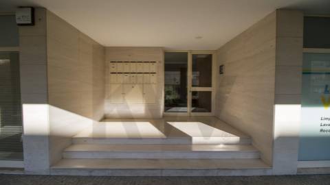 T2 Arrendamento  ao  aeroporto e Metro com varanda e  lugar de garagem 