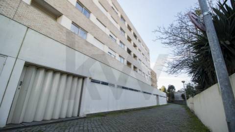 T2 Arrendamento  ao  aeroporto e Metro com varanda e  lugar de garagem 