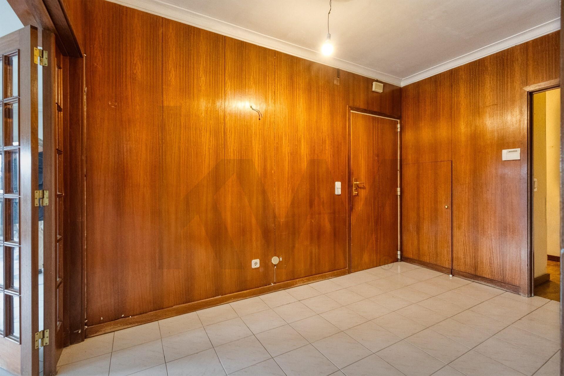 T5 Duplex com 3 Suites, 3 varandas e garagem c/ 193 m², nas Antas - zona residencial consolidada