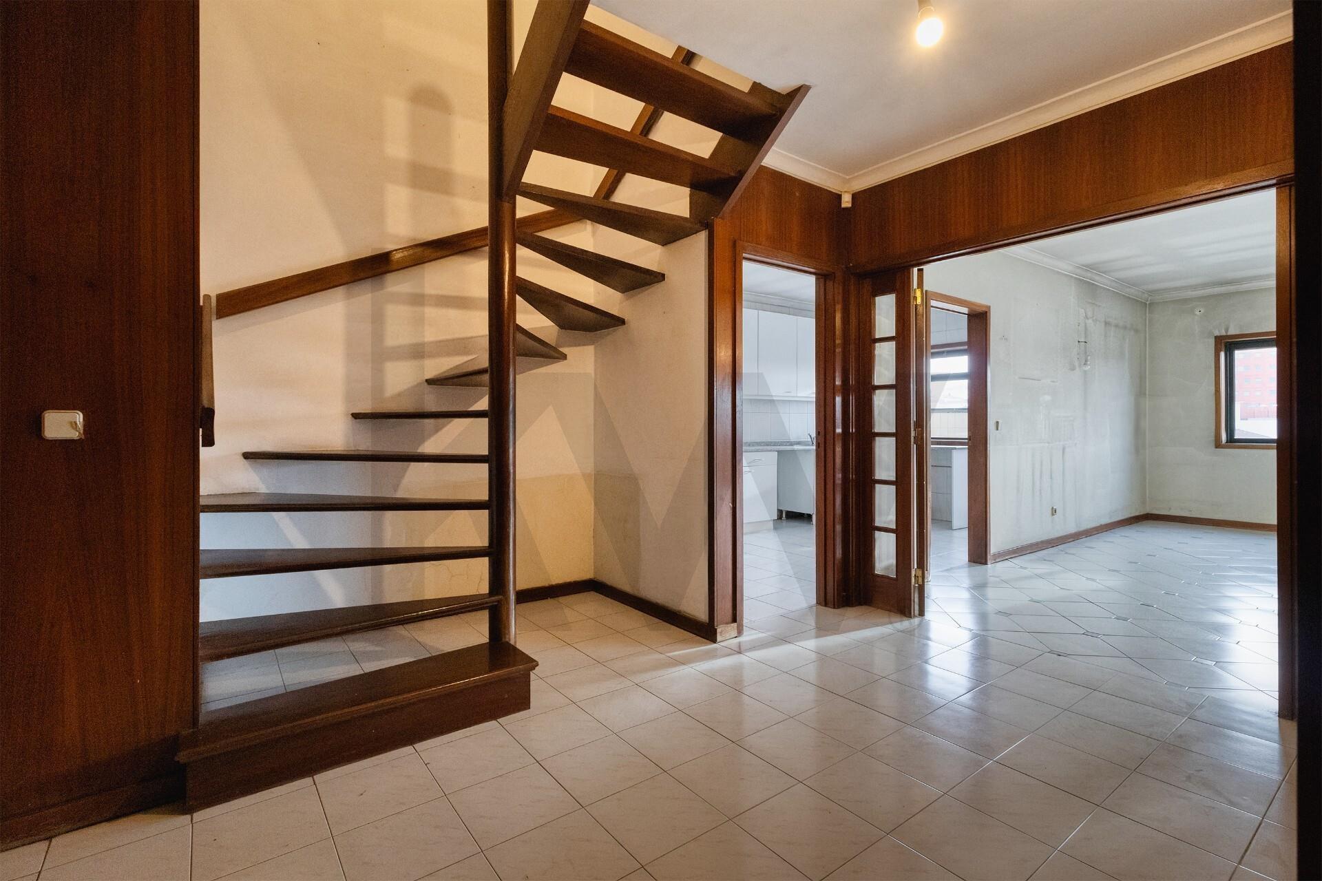 T5 Duplex com 3 Suites, 3 varandas e garagem c/ 193 m², nas Antas - zona residencial consolidada