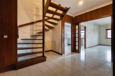 T5 Duplex com 3 Suites, 3 varandas e garagem c/ 193 m², nas Antas - zona residencial consolidada