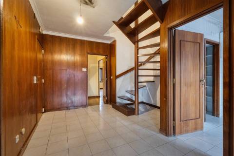 T5 Duplex com 3 Suites, 3 varandas e garagem c/ 193 m², nas Antas - zona residencial consolidada