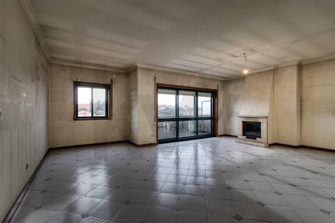 T5 Duplex com 3 Suites, 3 varandas e garagem c/ 193 m², nas Antas - zona residencial consolidada