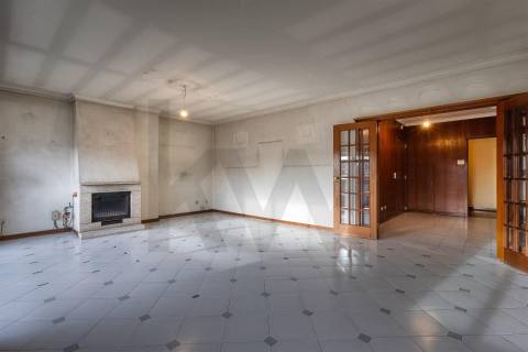 T5 Duplex com 3 Suites, 3 varandas e garagem c/ 193 m², nas Antas - zona residencial consolidada