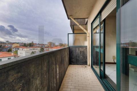 T5 Duplex com 3 Suites, 3 varandas e garagem c/ 193 m², nas Antas - zona residencial consolidada