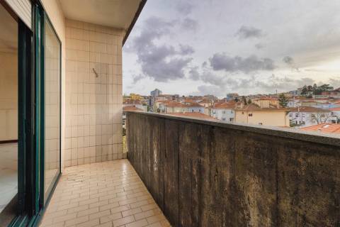 T5 Duplex com 3 Suites, 3 varandas e garagem c/ 193 m², nas Antas - zona residencial consolidada