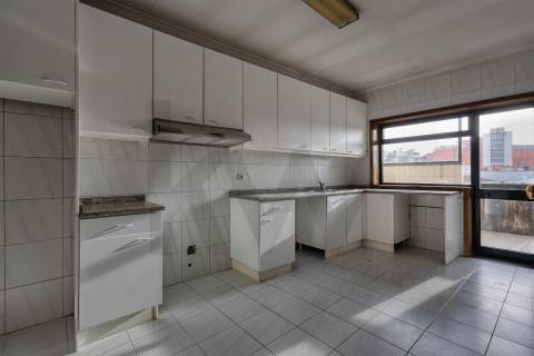 T5 Duplex com 3 Suites, 3 varandas e garagem c/ 193 m², nas Antas - zona residencial consolidada