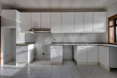 T5 Duplex com 3 Suites, 3 varandas e garagem c/ 193 m², nas Antas - zona residencial consolidada