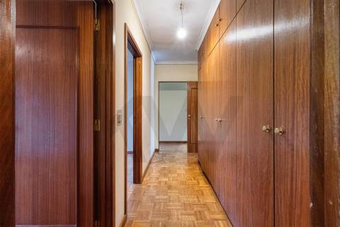 T5 Duplex com 3 Suites, 3 varandas e garagem c/ 193 m², nas Antas - zona residencial consolidada