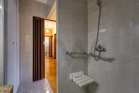 T5 Duplex com 3 Suites, 3 varandas e garagem c/ 193 m², nas Antas - zona residencial consolidada