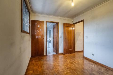 T5 Duplex com 3 Suites, 3 varandas e garagem c/ 193 m², nas Antas - zona residencial consolidada