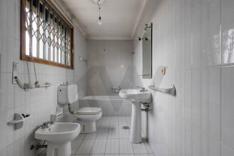 T5 Duplex com 3 Suites, 3 varandas e garagem c/ 193 m², nas Antas - zona residencial consolidada