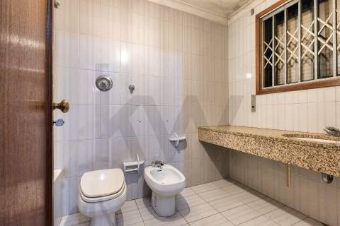 T5 Duplex com 3 Suites, 3 varandas e garagem c/ 193 m², nas Antas - zona residencial consolidada