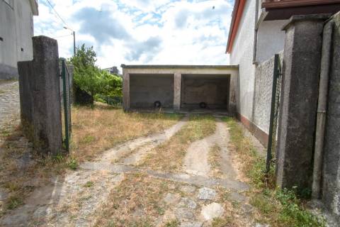 Terreno urbano com garagem e viabilidade de construção em Montaria, Viana do Castelo