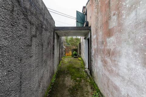 Moradia para restauro em Seixas