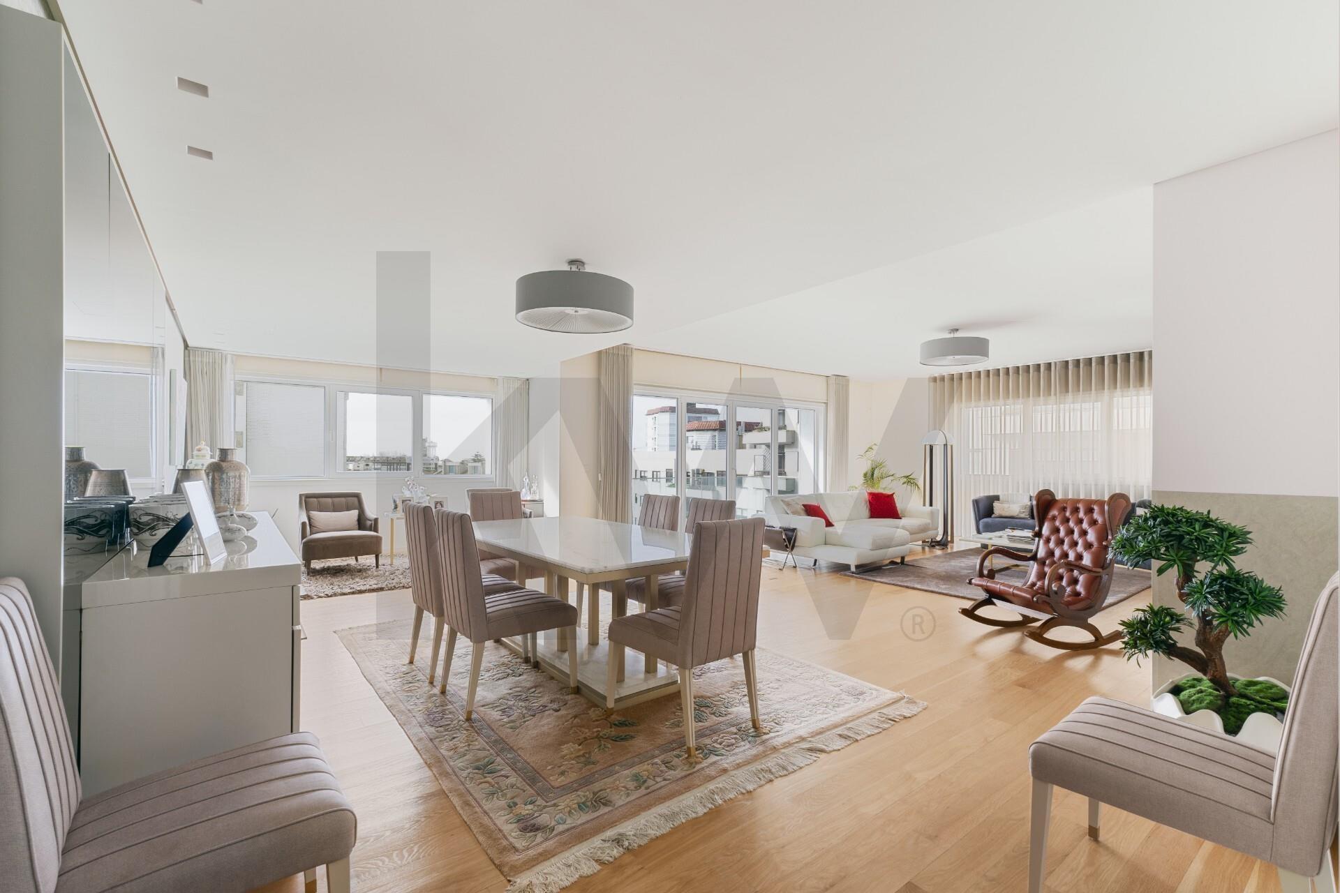 Apartamento T3 de luxo com 304 m2 de área total nas Antas