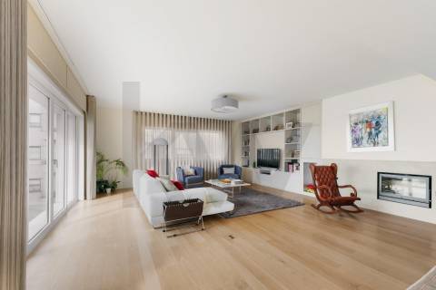 Apartamento T3 de luxo com 304 m2 de área total nas Antas